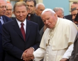 Президент Украины Леонид Кучма и папа Иоанн Павел II во время визита последнего в Киев. Фото: Reuters