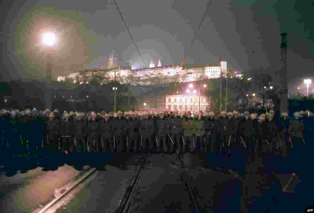 Полиция 19 ноября перекрывает мост, чтобы не пустить протестующих к Пражскому граду, резиденции чехословацкого президента. Количество демонстраций резко начало возрастать после того, как полиция применила силу в первый день протестов