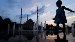 Девочка на центральной площади Грозного. Иллюстративное фото