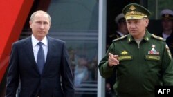 Путин и министр обороны России Сергей Шойгу