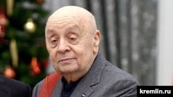 Леонид Броневой получает награду «За заслуги перед Отечеством» (2014 год)