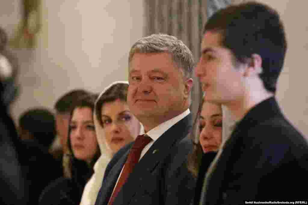 Президент Петр Порошенко вместе с семьей во время пасхальной службы в Римско-Католическом костеле святого Александра в Киеве