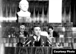 Назарбаев выступает на съезде во времена СССР