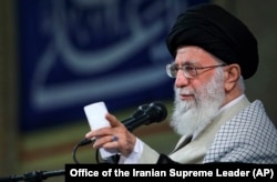 Верховный лидер Ирана аятолла Али Хаменеи во время лекции в тегеранском университете
