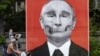 Плакат латвийского художника Кришса Салманиса с "черепом Путина", аналогичный тому, что вывешен в Риге, напротив российского посольства в Бухаресте, Румыния. Апрель 2022 года