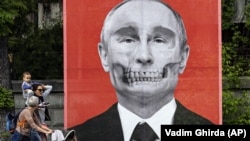 Плакат латвийского художника Кришса Салманиса с "черепом Путина", аналогичный тому, что вывешен в Риге, напротив российского посольства в Бухаресте, Румыния. Апрель 2022 года