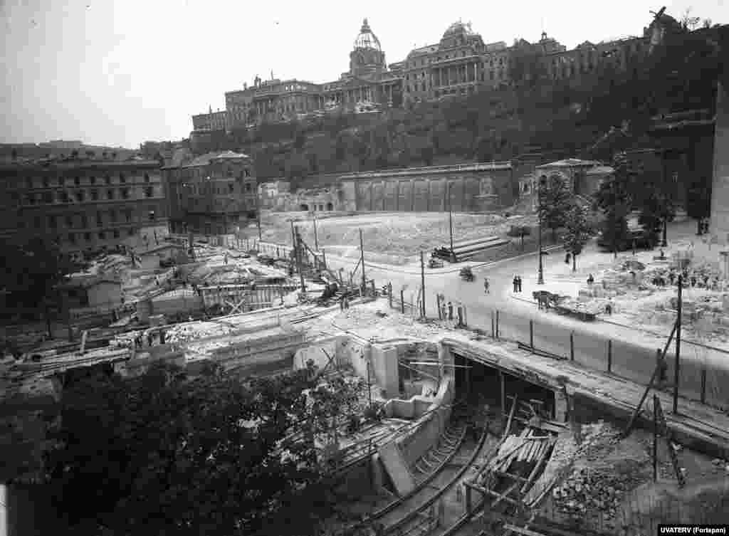 Укладка линии метро под площадью Кларка Адама рядом с разрушенным Будайским замком. 1949 год. Будапешт сильно пострадал в ходе войны, особенно при бомбардировках союзников Красной армии, которая наступала на занятый нацистами город