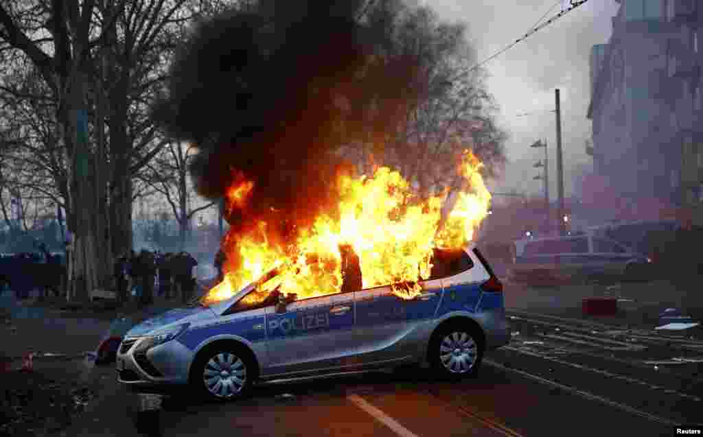 Во время протестов было сожжено не менее 7 полицейских машин