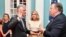 Роберт О’Брайен (слева)