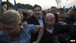 Михаил Саакашвили (в центре слева) во время прорыва государственной границы, пункт пропуска «Шегини», 10 сентября 2017 года