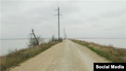 Кугаранская дамба у мыса Джангара - по ней проходит граница между Крымом и Украиной 