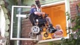 Колясочнику выдали подъемник после того, как он отправил видео президенту