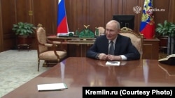 Владимир Путин и новые горшки с растениями в его рабочем кабинете в Кремле, 25 февраля 2026