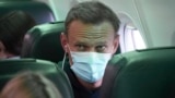 Алексей Навальный летит из Германии, где он проходил лечение, в Россию, где вскоре будет задержан