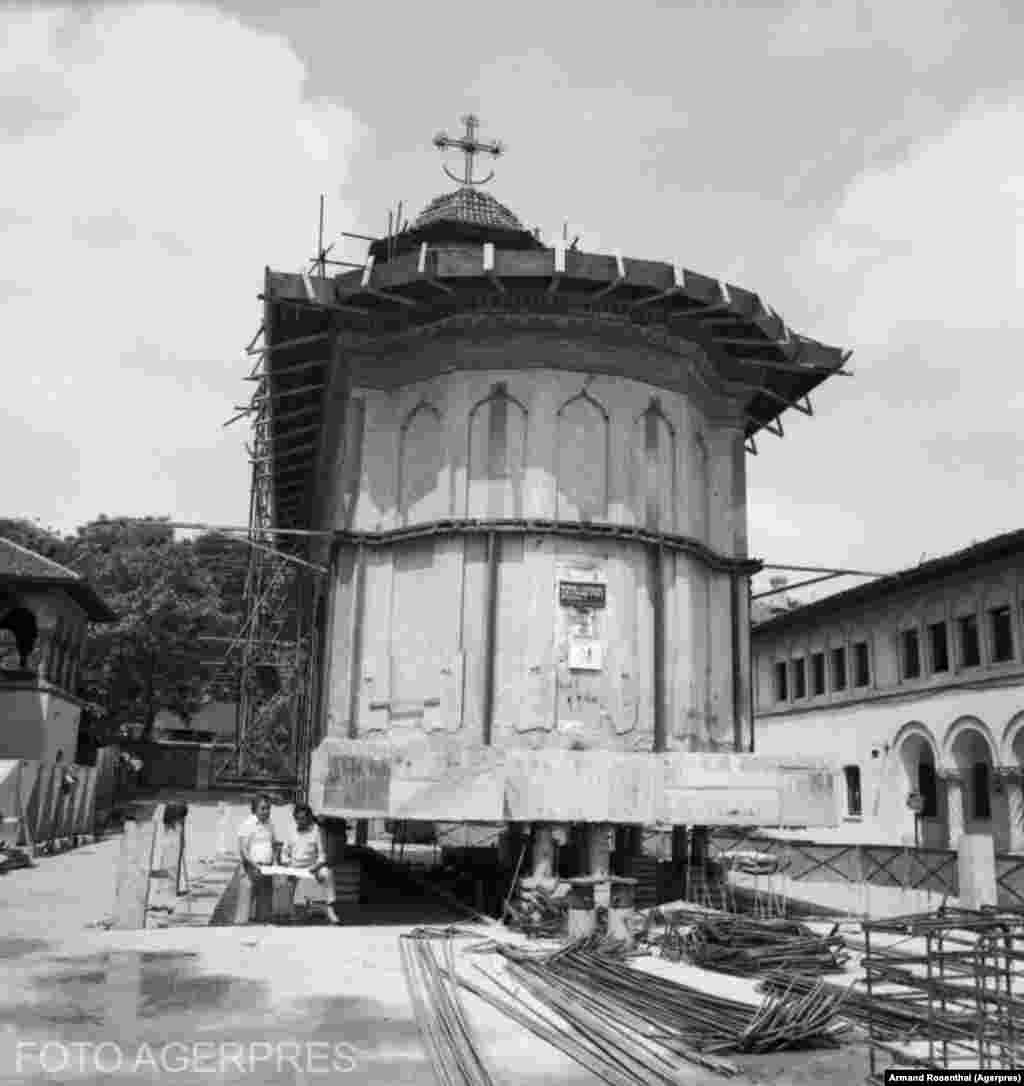 Первым перемещенным зданием по системе Йордакеску стала церковь Благовещения монастыря Schitul Maicilor (&quot;Скит монахинь&quot;), построенная в XVIII веке. Здание весом в 745 тонн перевезли на 245 метров с места постройки