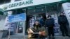 В Киеве националисты в ватниках пикетируют офисы российских банков 