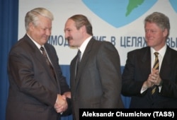 Belarusian President Alyaksandr Lukashenka (center) with his American and Russian counterparts, Bill Clinton (right) and Boris Yeltsin, shortly after he came to power in 1994.