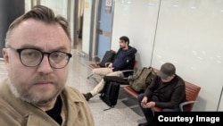 Рауль Упоров, Лукпан Ахмедьяров и Еркебулан Гаупов в аэропорту Астаны