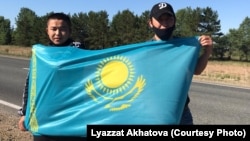 Бежавшие из Cиньцзяна (Китай) этнические казахи Кастер Мусаханулы и Мурагер Алимулы в Восточно-Казахстанской области Казахстана