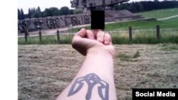 Фото украинского подростка, показывающего средний палец мемориалу в Майданеке 
