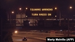Предупреждение новозеландских властей об опасности цунами на шоссе под Веллингтоном