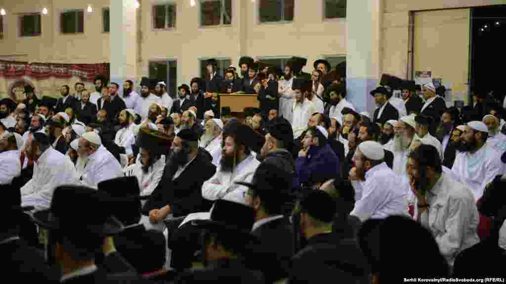 После окончания&nbsp;Шаббата&nbsp;иудеи собираются на молитву. В качестве синагог в эти дни в Умани используют не только религиозные сооружения, но и палатки, жилые дома ​