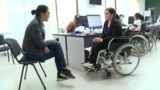 Бариста, который не слышит и оператор колл-центра в коляске. Истории людей с инвалидностью, которые нашли работу