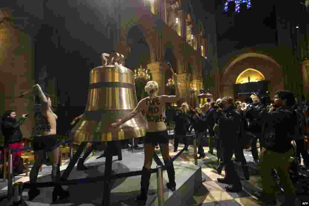Акция активисток движения Femen в парижском соборе Notre Dame. Февраль 2013 года
