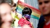 Участники ЛГБТ-шествия в Стамбуле в июне 2016