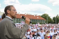 Православный священник Павел Касперович выступает на митинге в Гродно 16 августа 2020 года