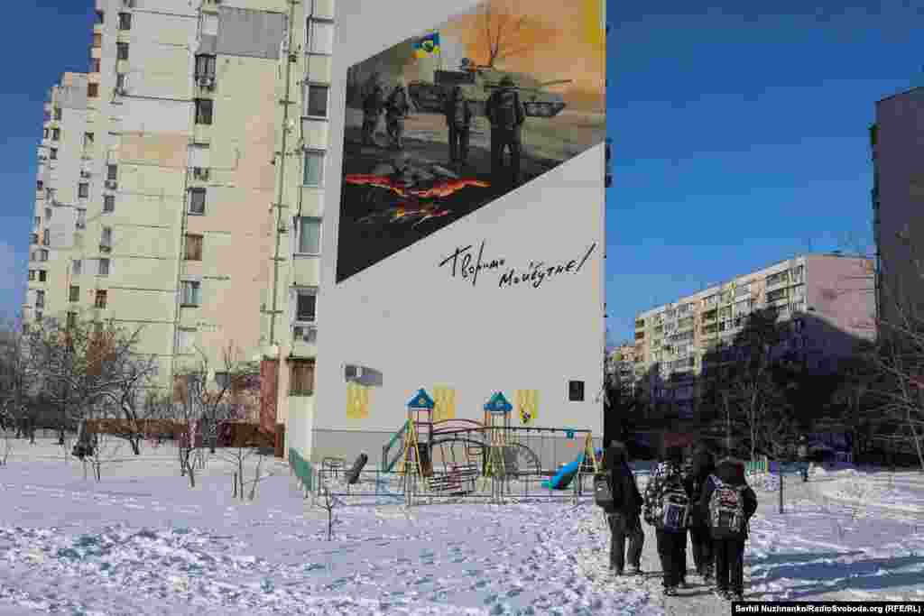 Мурал с изображением добровольцев 3-й штурмовой бригады ВСУ. В доме на улице Ревуцкого в Киеве, на котором появился этот мурал, жил общественный активист и волонтер Сергей Машовец, погибший во время защиты Киева в марте 2022 года