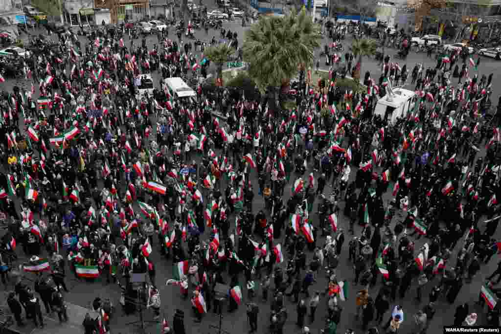 Демонстранты в Иране протестуют против американо-израильских ударов по Тегерану.