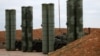 Боевые расчеты зенитных ракетных комплексов (ЗРК) С-400 "Триумф" из состава зенитного ракетного полка соединения противовоздушной обороны армии ВВС и ПВО Южного военного округа. Архивное фото ТАСС