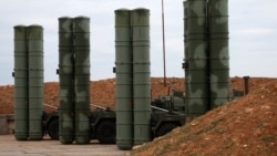 Боевые расчеты зенитных ракетных комплексов (ЗРК) С-400 "Триумф" из состава зенитного ракетного полка соединения противовоздушной обороны армии ВВС и ПВО Южного военного округа. Архивное фото ТАСС