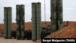 Боевые расчеты зенитных ракетных комплексов (ЗРК) С-400 "Триумф" из состава зенитного ракетного полка соединения противовоздушной обороны армии ВВС и ПВО Южного военного округа. Архивное фото ТАСС