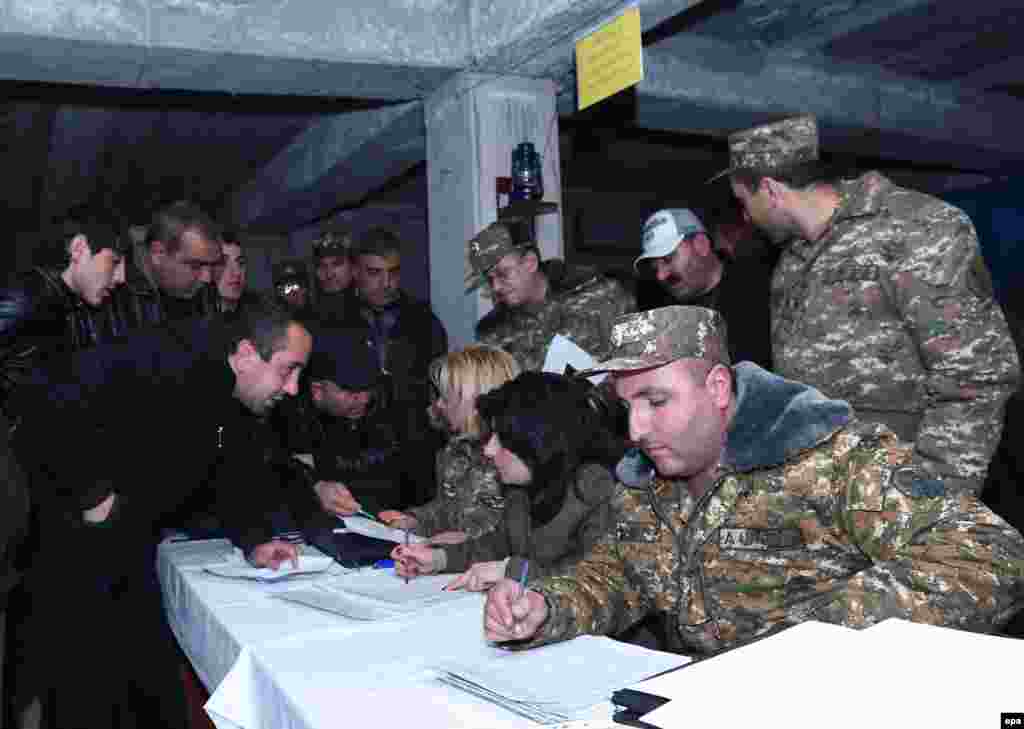 Армянские добровольцы получают военную форму и оружие. Ереван, 2 апреля 2016 &nbsp;