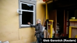 Жители Ични перед домами с выбитыми стеклами 
