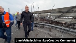 Мэр Киева Виталий Кличко на Южном мосту после атаки 