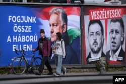 Предвыборный плакат партии "Фидес" с фотографиями Зеленского и Мадьяра и текстом "Они опасны!" и "Давайте их остановим!"