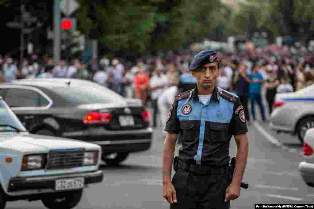 Полиция тоже не расходится - контролирует акцию Фото от 26 июня с проспекта Баграмяна