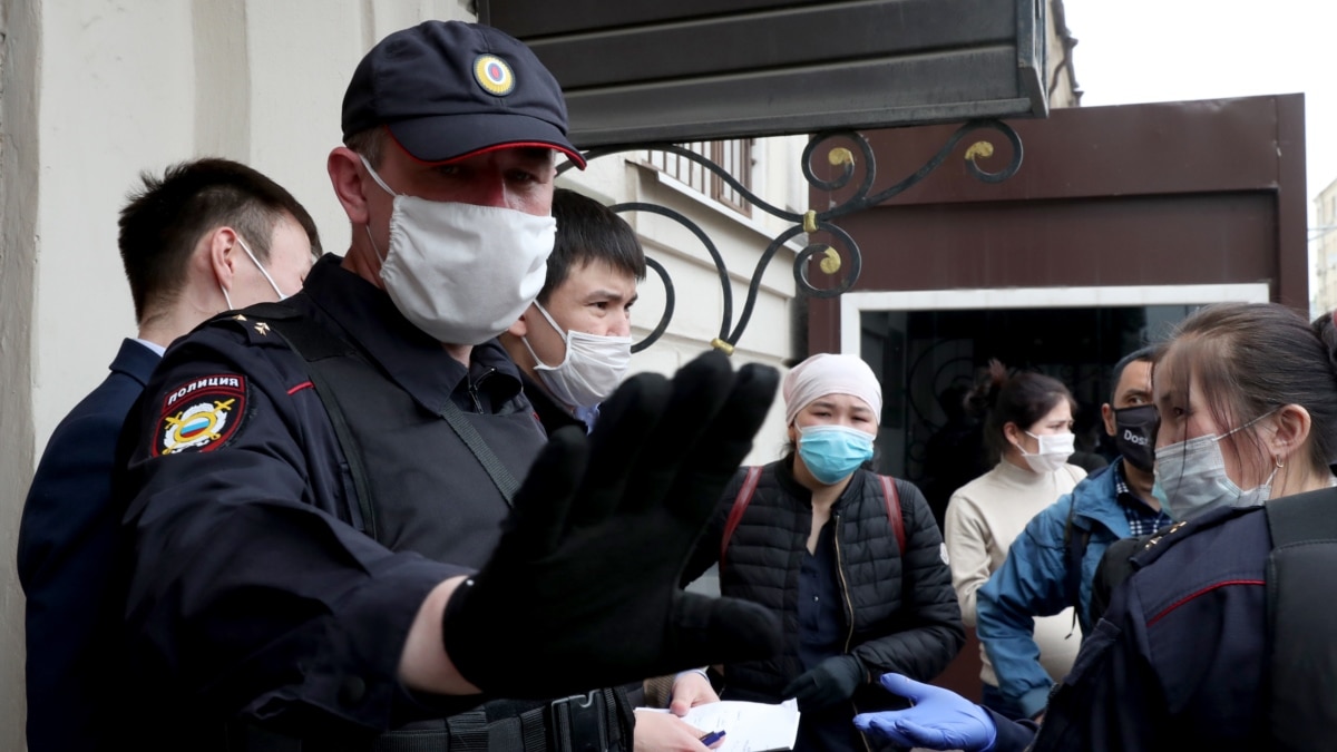 В москве двое 12 летних детей мигрантов. Депортация мигрантов. Мигранты и полиция. Преступления мигрантов. Калуга полиция мигрантов.