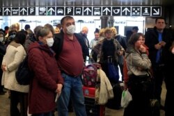 Российские туристы ждут регистрации на рейс в аэропорту Любляна в Словении. Фото: Reuters