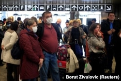 Российские туристы ждут регистрации на рейс в аэропорту Любляна в Словении. Фото: Reuters