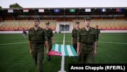 Солдаты готовятся к церемонии поднятия флагов участников чемпионата
