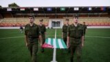 Солдаты готовятся к церемонии поднятия флагов участников чемпионата