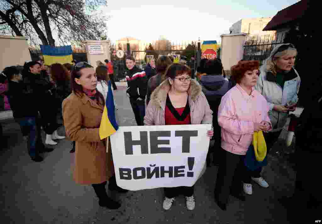 Жены украинских солдат вышли на акцию протеста у военной части возле аэропорта Бальбек, 3 марта 2014 года
