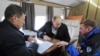 Путин обсуждает мост с вице-премьером Дмитрием Козаком и главой Федерального дорожного агентства (Росавтодор) Романом Старовойтом. Тузла, 18 марта 2016 года 