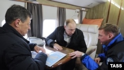 Путин обсуждает мост с вице-премьером Дмитрием Козаком и главой Федерального дорожного агентства (Росавтодор) Романом Старовойтом. Тузла, 18 марта 2016 года 