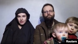 Джошуа Бойл и Кейтлан Коулмен с двумя детьми. Скриншот из видео, опубликованное "Талибаном" в декабре 2016 года