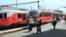 Utasok érkeztek a főváros Déli pályaudvarára a MÁV Csoport egyik modern Siemens Desiro szerelvényén 2020. július 4-én. (MTVA/Jászai Csaba)